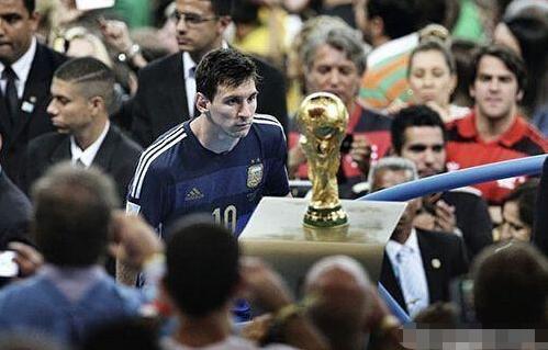 歌名应景，著名歌唱家波切利在世界杯抽签仪式演唱《今夜无人入眠》