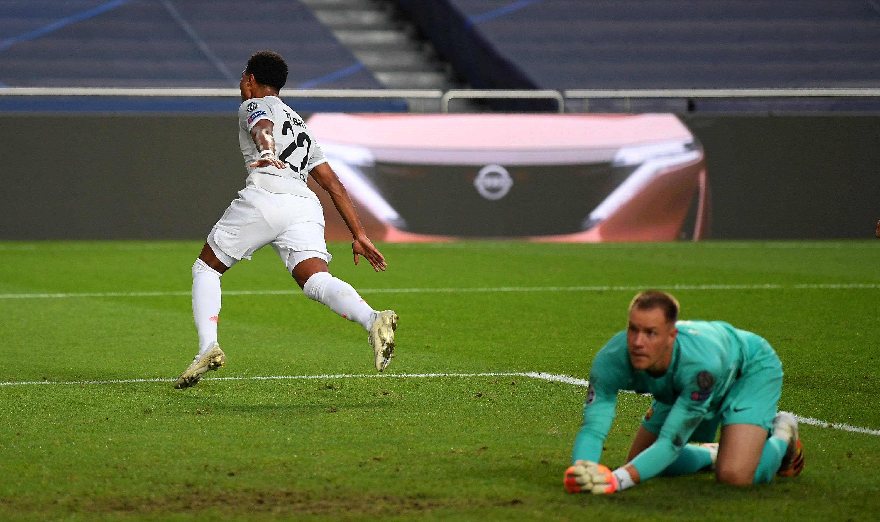 TA：拜仁不太可能6500万欧买断雅克松，切尔西认为他价值很高